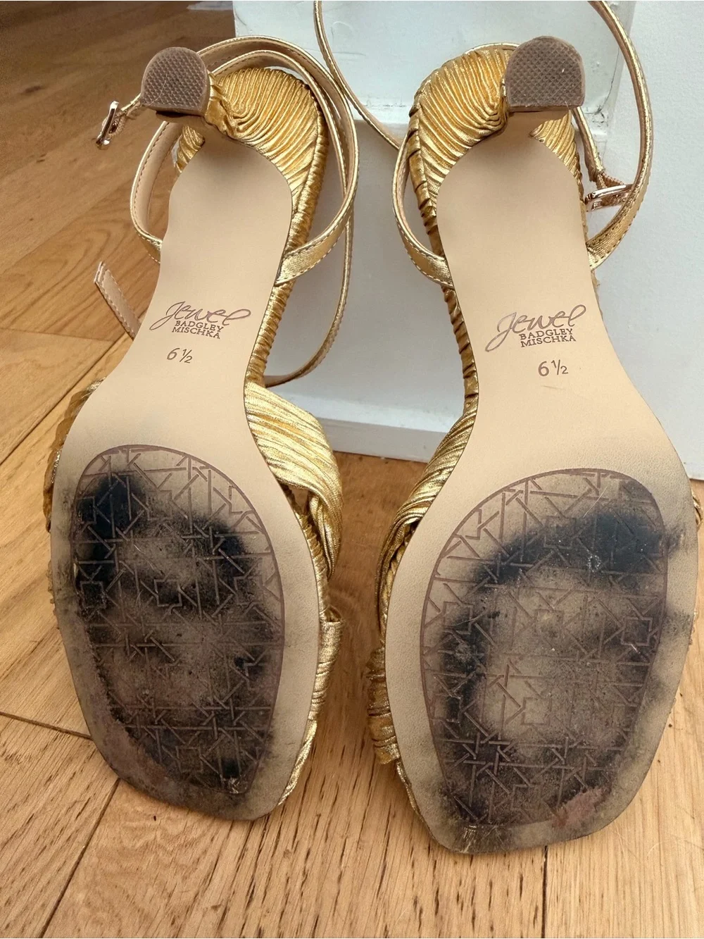 Jewel Badgley Mischka Metallic Gold Pleated Knot Sandals 💛⭐️